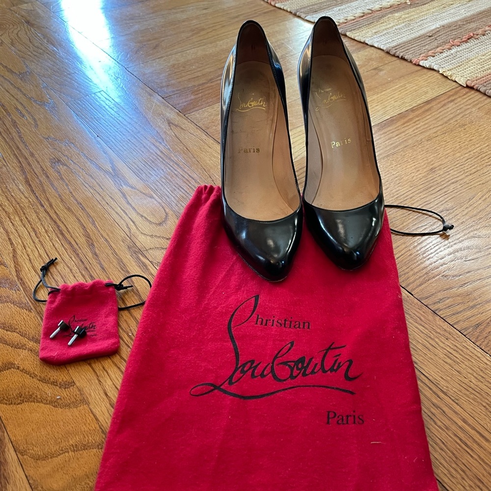 Beautiful Christian Louboutin 4 inch heels 👠